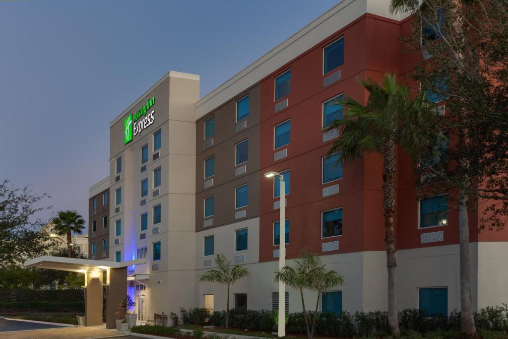 Holiday Inn Express Hotel & Suites Fort Lauderdale Airport/Cruise Port an IHG Hotel Main image 1